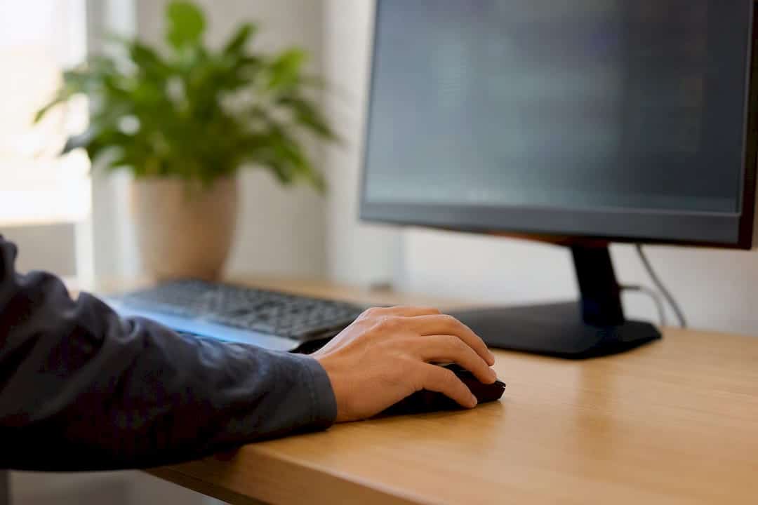 Main utilisant un appareil près d'un écran de surveillance des données